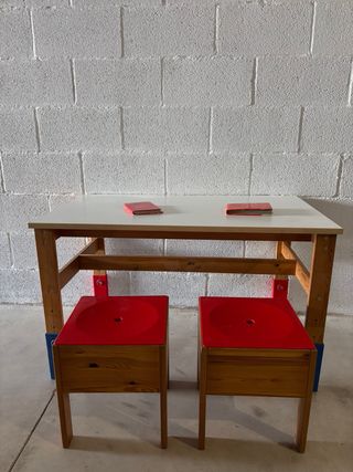 Mesa infantil con 2 taburetes rojos