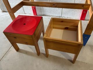 Mesa infantil con 2 taburetes rojos