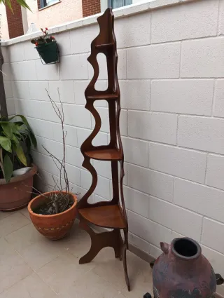 Estantería esquinera de madera