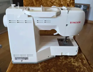 Máquina de coser Singer digital. Modelo 7410.