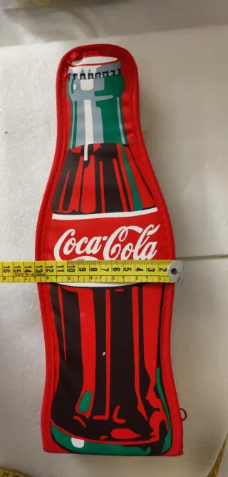Estuche con diseño de botella Coca cola publicidad