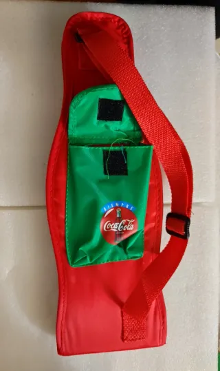 Estuche con diseño de botella Coca cola publicidad