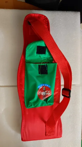Estuche con diseño de botella Coca cola publicidad
