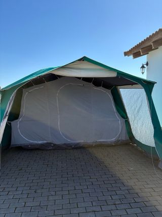 Tienda de campaña verde con ventana