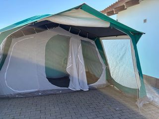 Tienda de campaña verde con ventana