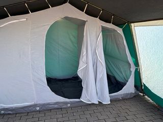 Tienda de campaña verde con ventana