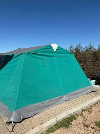 Tienda de campaña verde con ventana