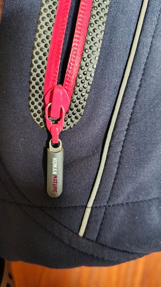 Cortavientos mujer azul y rojo