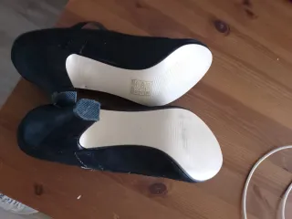 Zapatos de tacón negros para mujer