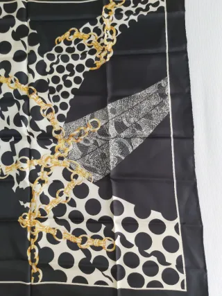 Pañuelo de seda negro y dorado