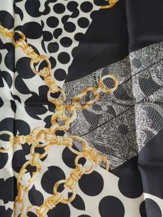 Pañuelo de seda negro y dorado