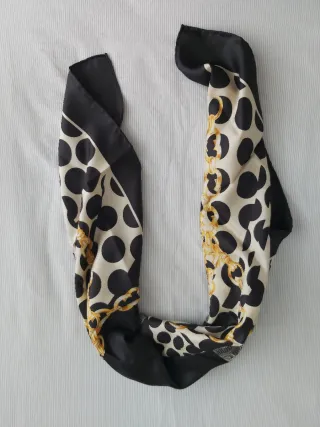 Pañuelo de seda negro y dorado