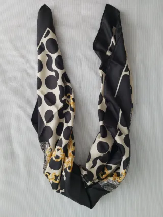 Pañuelo de seda negro y dorado