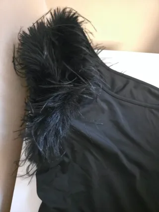 Abito monospalla con piume