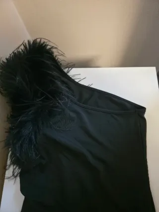 Abito monospalla con piume