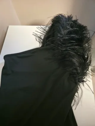 Abito monospalla con piume