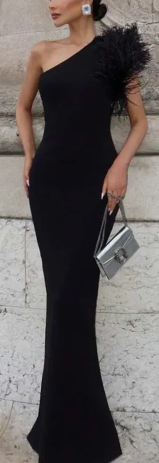 Abito monospalla con piume