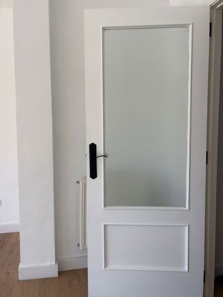 Puerta interior de madera con cristal blanca