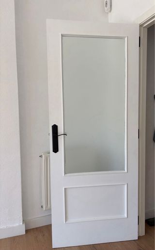 Puerta interior de madera con cristal blanca