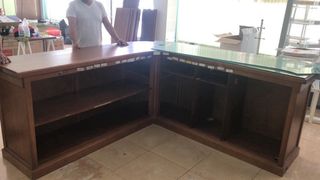 Mostrador de madera curvo