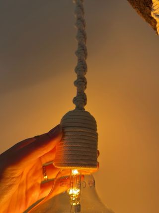 Candeeiro pendente em macramé feito à mão