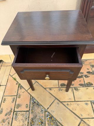 Cabecero de madera y mesitas de noche