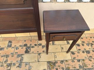 Cabecero de madera y mesitas de noche