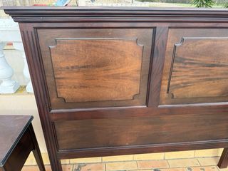 Cabecero de madera y mesitas de noche