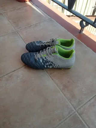 Botas de fútbol y espinilleras