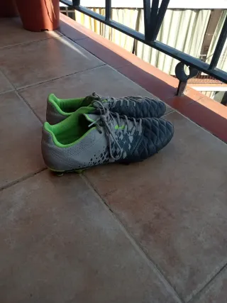 Botas de fútbol y espinilleras