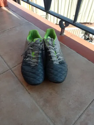 Botas de fútbol y espinilleras
