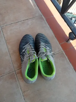 Botas de fútbol y espinilleras