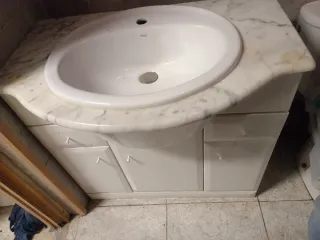 Lavamanos con mueble blanco y encimera mármol