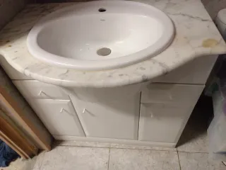 Lavamanos con mueble blanco y encimera mármol