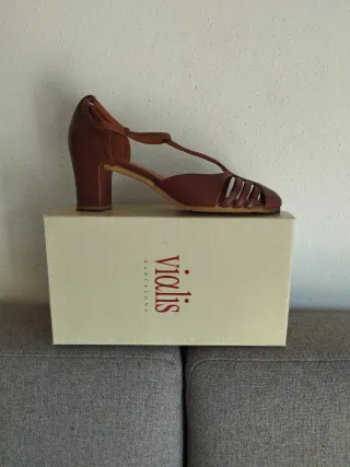 Zapatos Vialis Marrones T-Strap Tacón