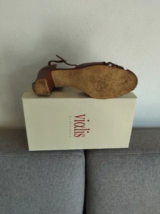 Zapatos Vialis Marrones T-Strap Tacón