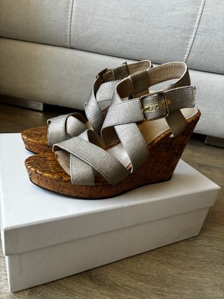 Cuñas doradas cómodas