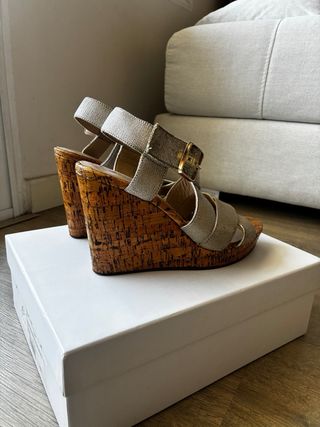 Cuñas doradas cómodas