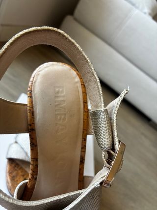 Cuñas doradas cómodas