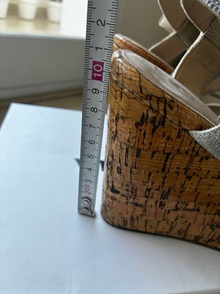 Cuñas doradas cómodas