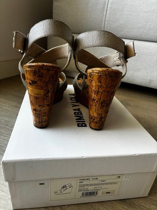 Cuñas doradas cómodas