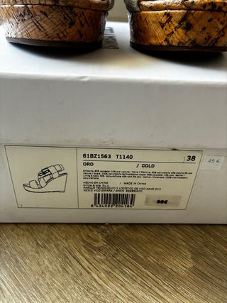 Cuñas doradas cómodas