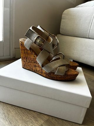 Cuñas doradas cómodas