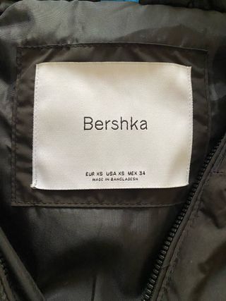 Chaqueta Bershka Negra y Azul