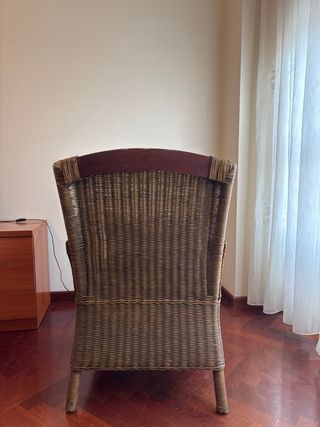 Poltrona in vimini marrone con cuscino