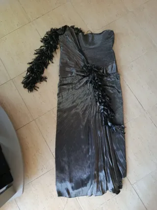 Vestido largo plateado con flecos