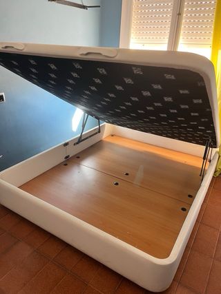 Canapé de piel blanco. Mañana ultimo dia