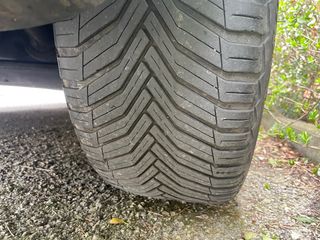 Pack de cuatro llantas negras nuevas con neumatico