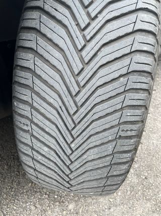 Pack de cuatro llantas negras nuevas con neumatico