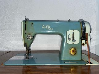 Máquina de coser Alfa Royale antigua